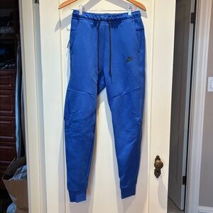 NWT Nike Slim Fit Taper Leg Jogger regular length Men’s Small Blue